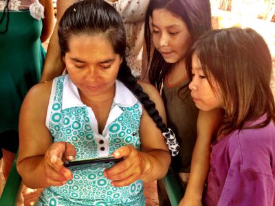 Norma Tapari comunicandose a través de un teléfono móvil en la comunidad Aché - Kuetuvy en Paraguay
